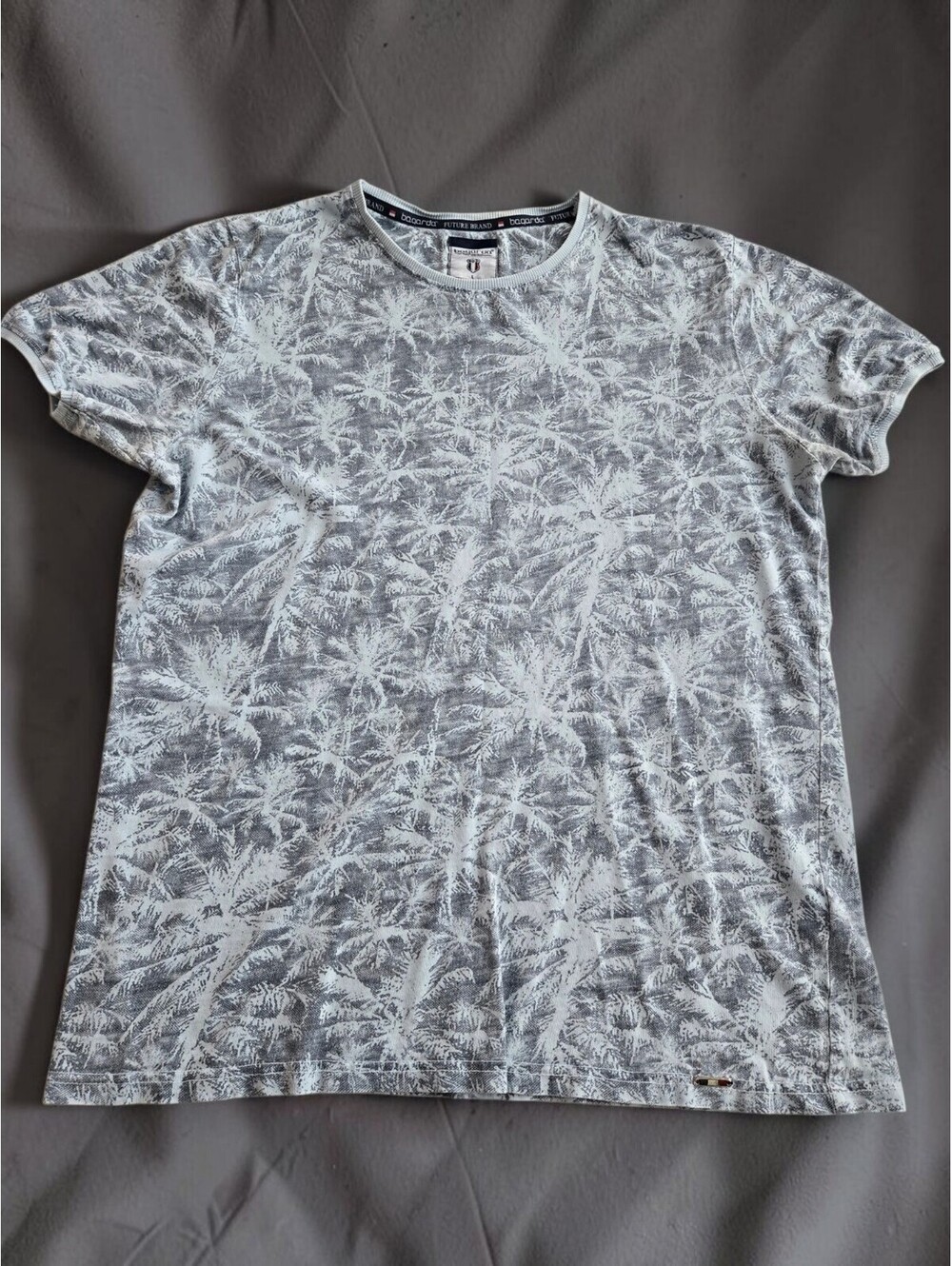 Bagarda Men's Large T-Shirt with Subtle Palm Tree Pattern